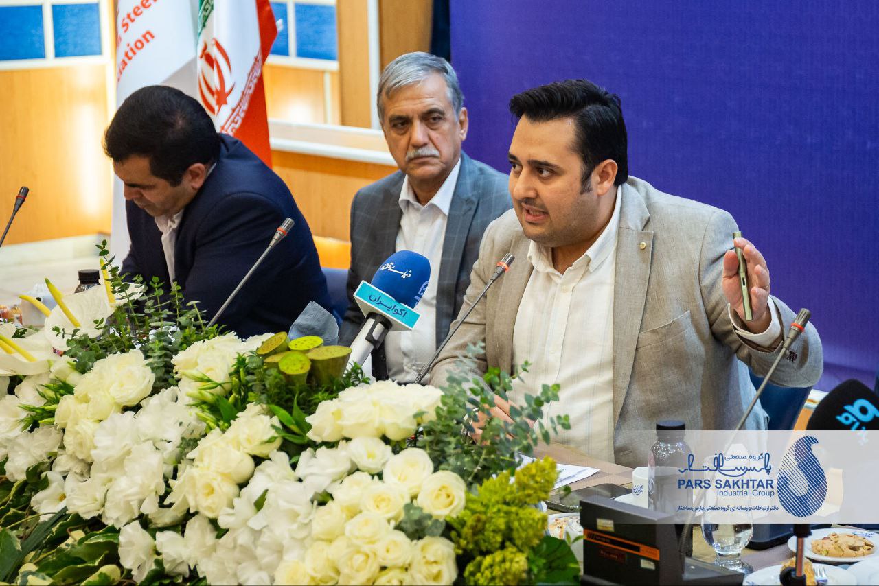 گزارش تصویری // نشست خبری دکتر نواده اباذر مدیر ارشد اجرایی گروه صنعتی پارس ساختار و رئیس انجمن فولاد آذربایجان در آستانه بیست و دومین دوره نمایشگاه بین المللی تبریز متافو در سالن آمفی تئاتر هتل گسترش