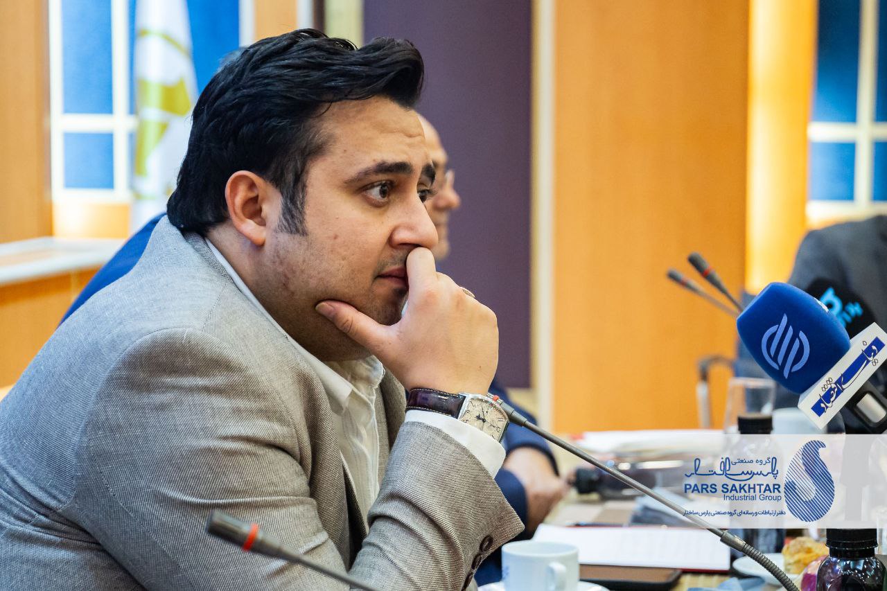 گزارش تصویری // نشست خبری دکتر نواده اباذر مدیر ارشد اجرایی گروه صنعتی پارس ساختار و رئیس انجمن فولاد آذربایجان در آستانه بیست و دومین دوره نمایشگاه بین المللی تبریز متافو در سالن آمفی تئاتر هتل گسترش