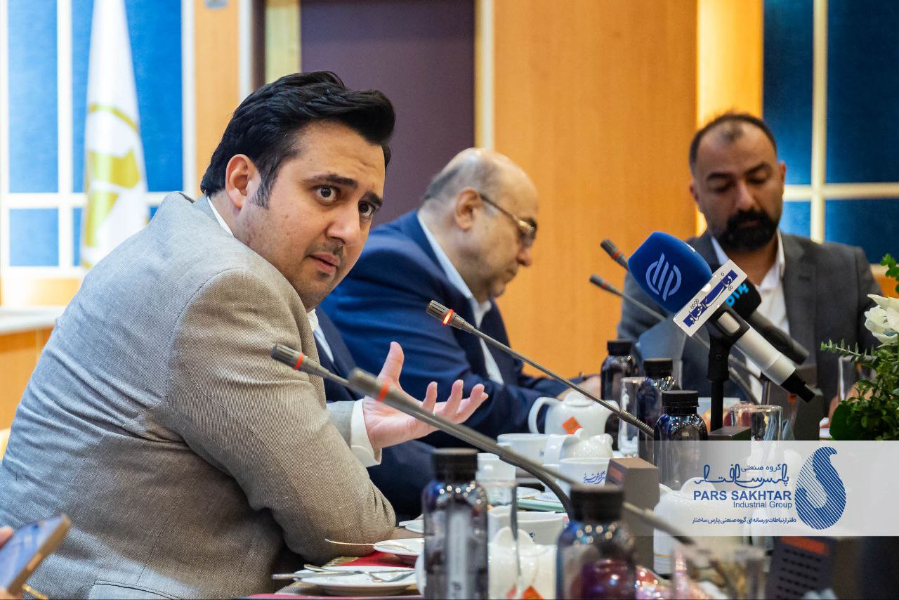 گزارش تصویری // نشست خبری دکتر نواده اباذر مدیر ارشد اجرایی گروه صنعتی پارس ساختار و رئیس انجمن فولاد آذربایجان در آستانه بیست و دومین دوره نمایشگاه بین المللی تبریز متافو در سالن آمفی تئاتر هتل گسترش