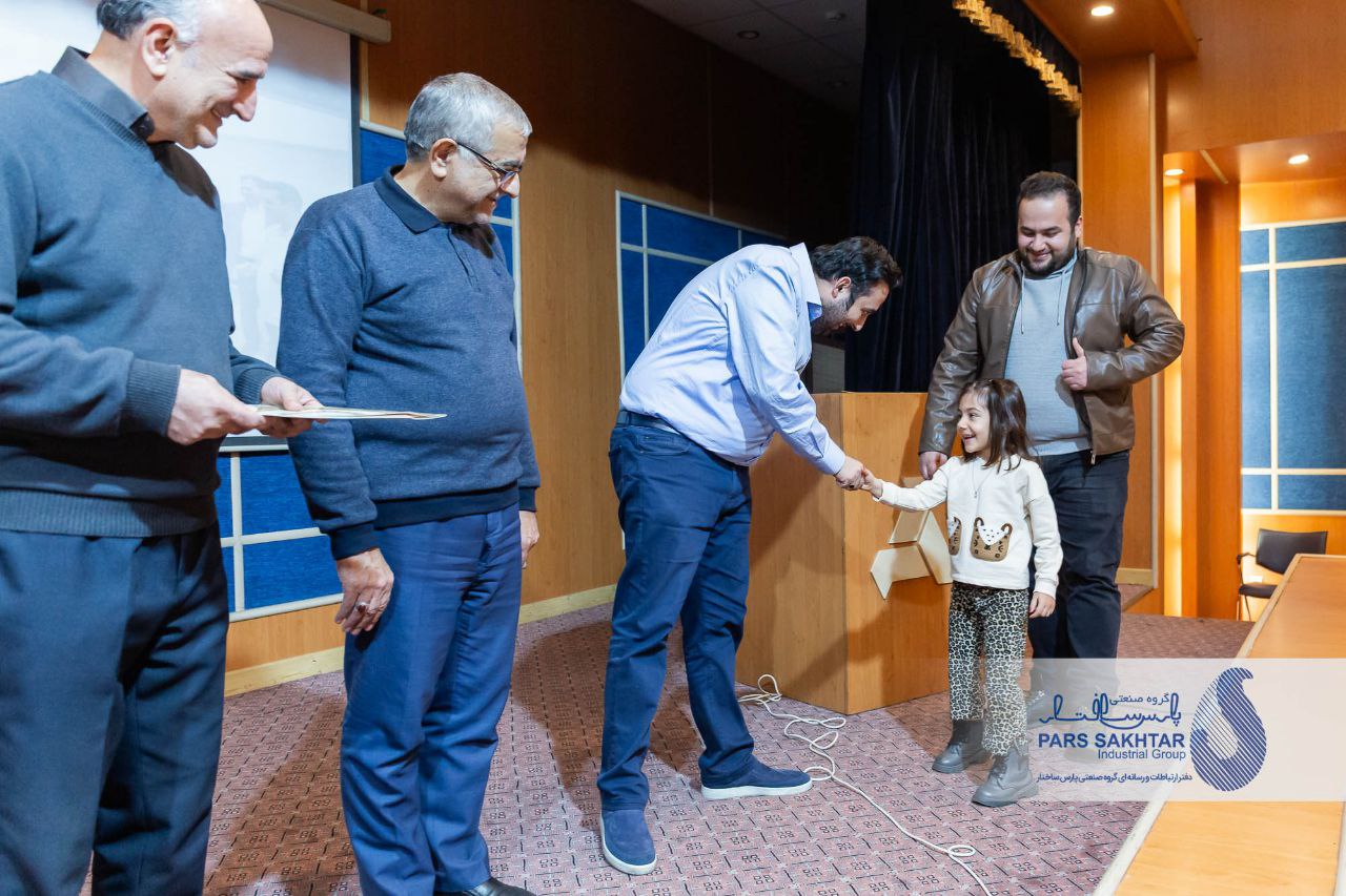 گزارش تصویری از مراسم اهدای جوایز نفرات برتر دومین دوره مسابقات ورزشی کارکنان گروه صنعتی پارس ساختار با حضور دکتر نواده اباذر مدیر ارشد اجرایی گروه صنعتی پارس ساختار /سری اول