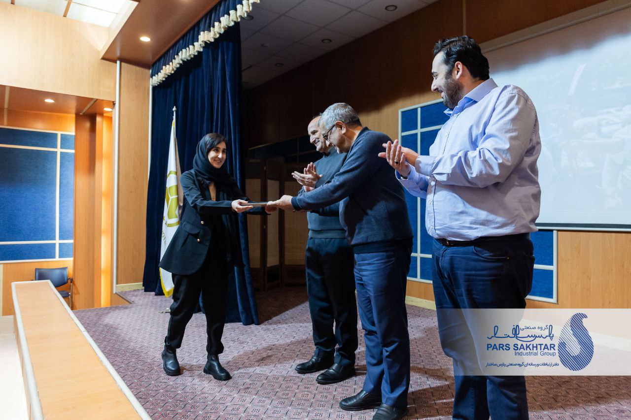 گزارش تصویری از مراسم اهدای جوایز نفرات برتر دومین دوره مسابقات ورزشی کارکنان گروه صنعتی پارس ساختار با حضور دکتر نواده اباذر مدیر ارشد اجرایی گروه صنعتی پارس ساختار /سری اول