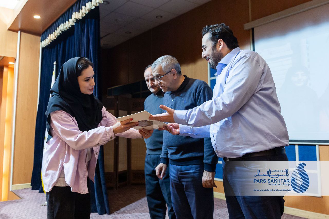 گزارش تصویری از مراسم اهدای جوایز نفرات برتر دومین دوره مسابقات ورزشی کارکنان گروه صنعتی پارس ساختار با حضور دکتر نواده اباذر مدیر ارشد اجرایی گروه صنعتی پارس ساختار /سری اول