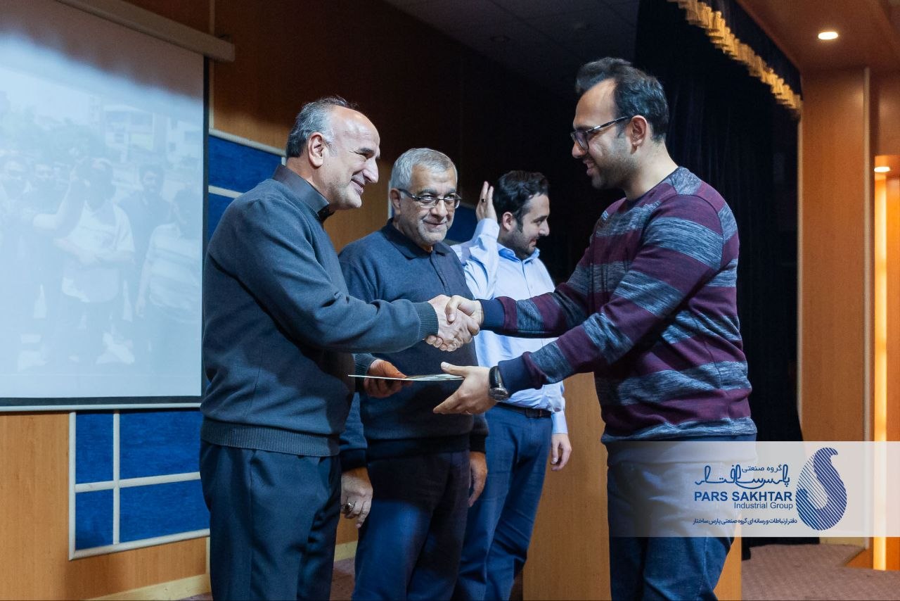 گزارش تصویری از مراسم اهدای جوایز نفرات برتر دومین دوره مسابقات ورزشی کارکنان گروه صنعتی پارس ساختار با حضور دکتر نواده اباذر مدیر ارشد اجرایی گروه صنعتی پارس ساختار /سری اول