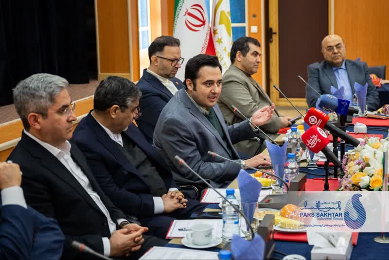 گزارش تصویری//نشست مشترک انجمن فولاد آذربایجان و بانک شهر با حضور دکتر نواده اباذر مدیر ارشد اجرایی گروه صنعتی پارس ساختار و رئیس انجمن فولاد آذربایجان ، دکتر عطاران رییس هیئت مدیره بانک شهر در سالن آمفی تئاتر هتل گسترش تبریز